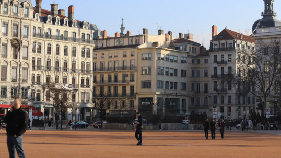 Végétalisation de la place Bellecour : un projet sans arbre ?
