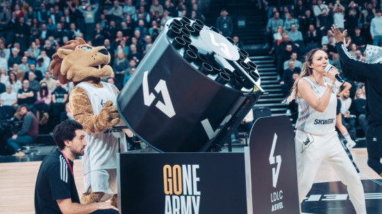 "On est indispensable mais on n'est personne" : rencontre avec Charlee Moss, la speakeur de la LDLC Arena