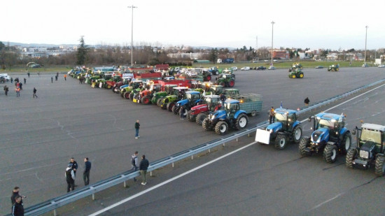 A7, péage de Villefranche : les agriculteurs veulent prendre Lyon en tenaille toute la semaine
