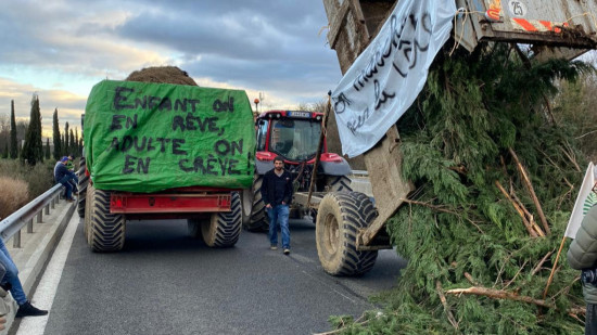 L'A89 désormais bloquée par les agriculteurs en plus de l'A6 et de la M7 : Lyon dans un étau
