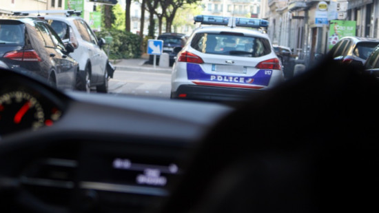Près de Lyon : il cherche à fuir la police, sa voiture fait des tonneaux Près de Lyon : il cherche à fuir la police, sa voiture fait des tonneaux