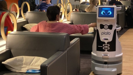 Aéroport de Lyon Saint-Exupéry : un robot-serveur déployé dans les salons Aéroport de Lyon Saint-Exupéry : un robot-serveur déployé dans les salons