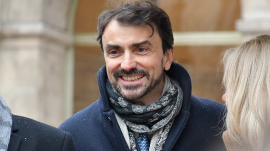 Tableau attaqué à Lyon : l'absence de condamnation ferme de Grégory Doucet passe mal à droite