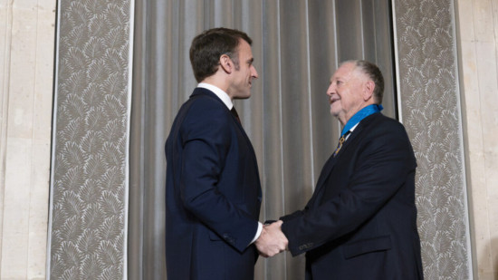 Jean-Michel Aulas décoré par Emmanuel Macron : "Lyon vous doit beaucoup" Jean-Michel Aulas décoré par Emmanuel Macron : "Lyon vous doit beaucoup"