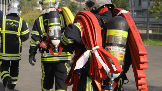 Près de Lyon : un entrepôt détruit par les flammes