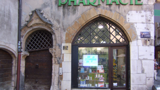 Les extraterrestres ont-ils atterri place du Change à Lyon ? Les extraterrestres ont-ils atterri place du Change à Lyon ?