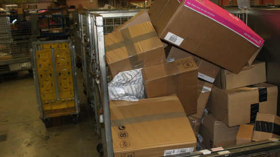 Près de Lyon, des colis surprise se vendent par milliers...de kilos