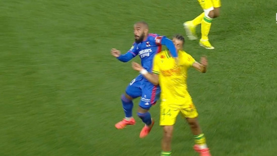 Alexandre Lacazette (OL) sur son coup de coude : "j’aurais pu comprendre si j’avais pris un rouge"