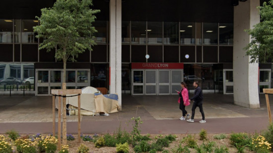 La Métropole de Lyon dément installer des dispositifs anti-SDF autour de son siège