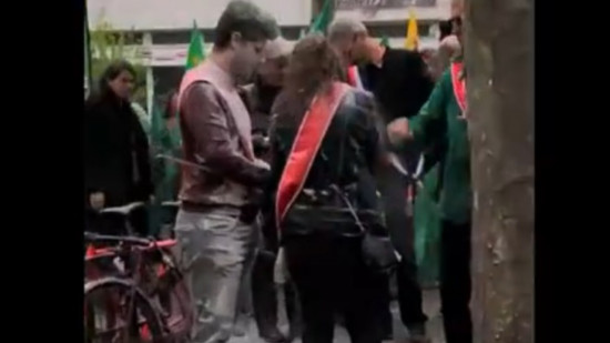 Lyon : des élus écologistes enfarinés par des militants anti-expulsions Lyon : des élus écologistes enfarinés par des militants anti-expulsions