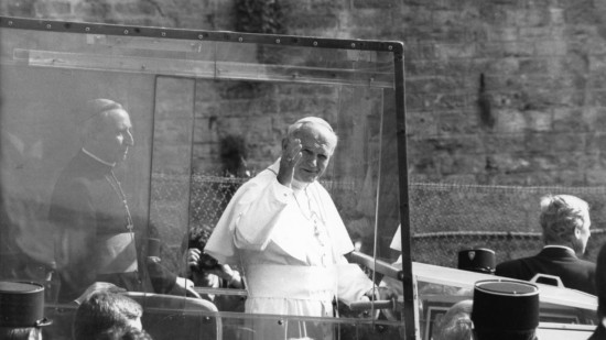 Jean-Paul II à Lyon : le pape acclamé comme une superstar par des centaines de milliers de personnes