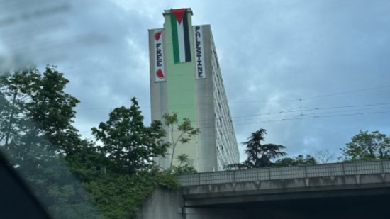 Villeurbanne : un drapeau et une bâche "Free Palestine" déployés sur un immeuble Villeurbanne : un drapeau et une bâche "Free Palestine" déployés sur un immeuble