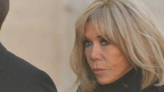 Erik Orsenna, Brigitte Macron, Eric-Emmanuel Schmitt : des centaines de personnes aux obsèques de Bernard Pivot dans le Rhône