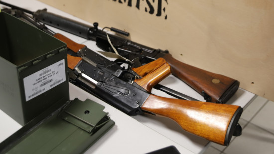 Près de Lyon : il tire en l'air avec une Kalachnikov, les habitants du quartier le passent à tabac Près de Lyon : il tire en l'air avec une Kalachnikov, les habitants du quartier le passent à tabac