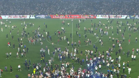 Des supporters passés à tabac sur la pelouse après OL-Strasbourg ? Des supporters passés à tabac sur la pelouse après OL-Strasbourg ?