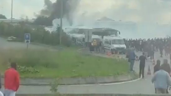 Feux, gaz lacrymogène, bagarres et autoroute coupée : bataille rangée entre ultras de l'OL et du PSG