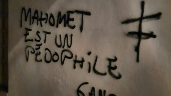 "Mahomet est un pédophile" : des tags islamophobes découverts sur une mosquée de Lyon