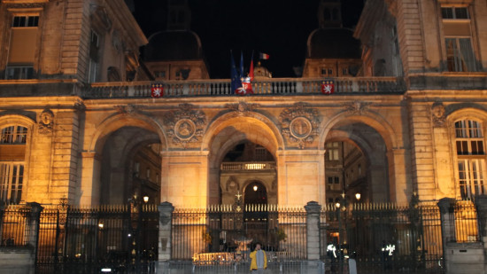 Manifestation sauvage à Lyon, Grégory Doucet éteint l'Hôtel de Ville en soutien aux victimes à Gaza