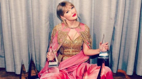 Taylor Swift à Lyon : une pétition lancée après l'interdiction d'un objet au Groupama Stadium Taylor Swift à Lyon : une pétition lancée après l'interdiction d'un objet au Groupama Stadium