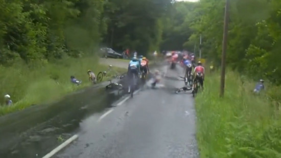 Une énorme chute avant d’arriver à St Priest, la 5e étape du Critérium du Dauphiné neutralisée !