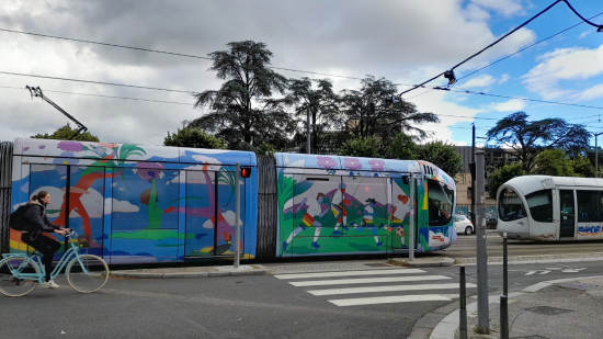 Tramways aux couleurs LGBT+ à Lyon : Bruno Bernard dénonce des centaines de commentaires homophobes