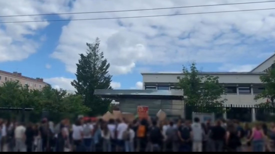 Lyon : un lycée bloqué aux cris de "Bardella, casse toi"
