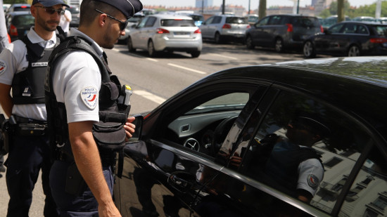 Près de Lyon : il change les plaques d'une voiture volée, mais conserve les anciennes dans le coffre Près de Lyon : il change les plaques d'une voiture volée, mais conserve les anciennes dans le coffre