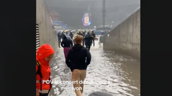 Coldplay à Lyon : le Groupama Stadium inondé, le public les pieds dans l'eau