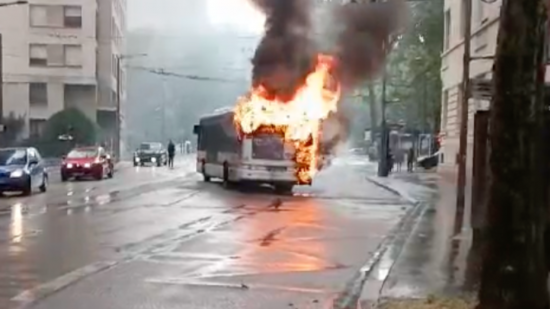 Lyon : un bus TCL victime d'un incendie ce samedi soir Lyon : un bus TCL victime d'un incendie ce samedi soir