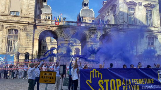 "Non à la fermeture de Lyon" : plusieurs dizaines de commerçants et riverains ont fermé l’Hôtel de Ville