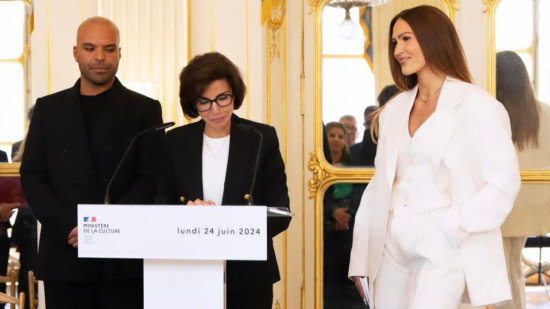 "Si on m’avait dit dans ma chambre du fin fond de la banlieue lyonnaise…" : la chanteuse Vitaa décorée par le ministère de la Culture