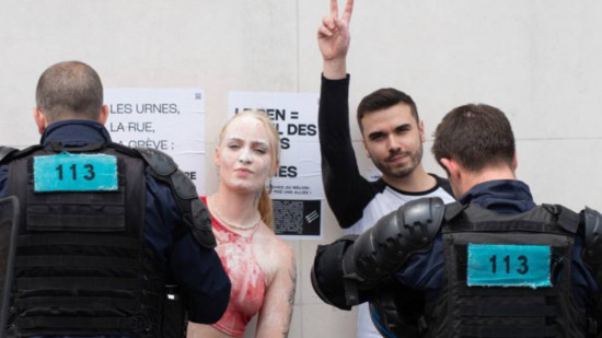 Mila enfarinée puis exfiltrée de la Marche des Fiertés de Paris