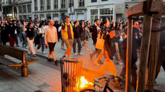 Lyon : manifestation après les résultats des législatives, la police inonde la rue de la Ré de gaz lacrymogène Lyon : manifestation après les résultats des législatives, la police inonde la rue de la Ré de gaz lacrymogène