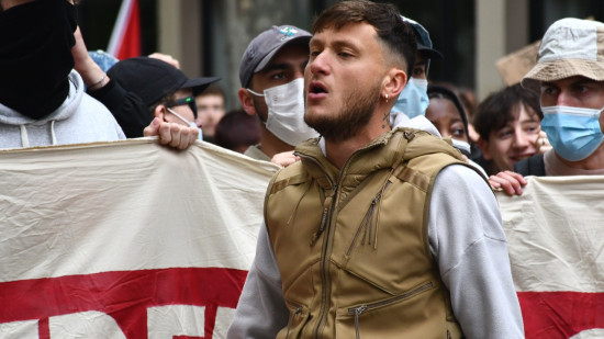 Législatives : le lyonnais Raphaël Arnault (NFP) au second tour dans le Vaucluse