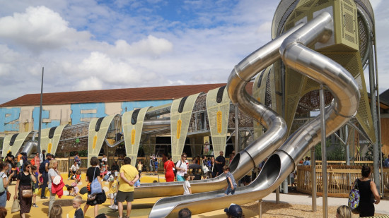 Lyon : le Caterpilou, la nouvelle aire de jeux immense du quartier de Confluence, a ouvert ses portes