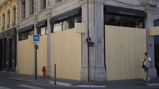 Législatives 2024 : les commerces de la Presqu’île se préparent face aux possibles débordements Législatives 2024 : les commerces de la Presqu’île se préparent face aux possibles débordements