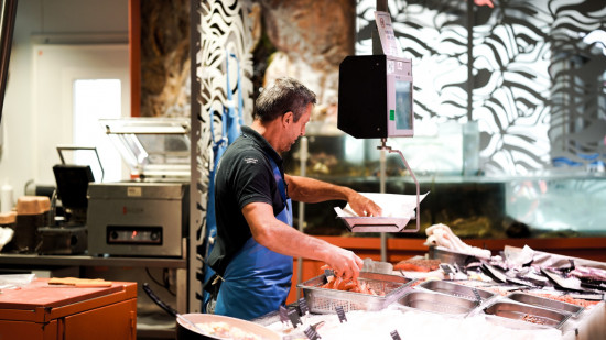 "Pratiques commerciales trompeuses" : une célèbre poissonnerie des Halles Paul Bocuse à Lyon épinglée