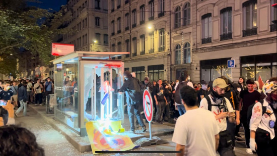 Lyon : scènes de liesse en centre-ville après la défaite du RN, puis des heurts à la nuit tombée