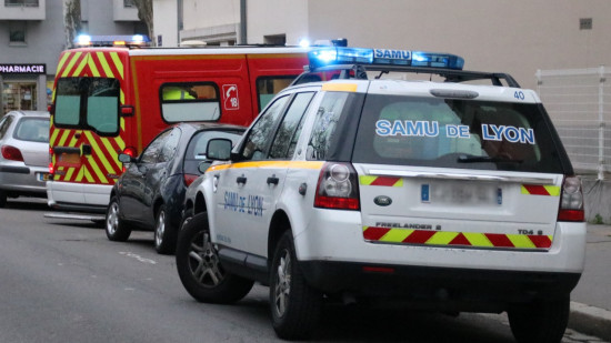 Un couple de retraités poignardé à Lyon : le fils placé en garde à vue Un couple de retraités poignardé à Lyon : le fils placé en garde à vue