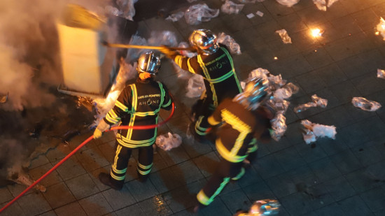 Près de Lyon : un entrepôt de 700m2 en feu