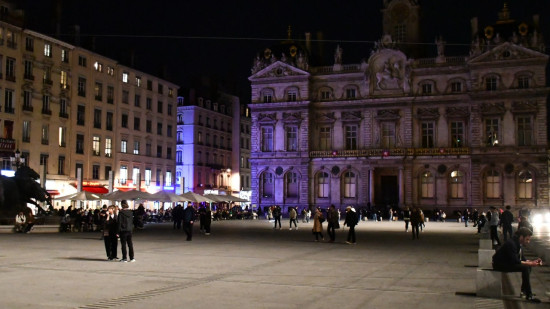 Lyon : agressés à coups de chaise par des voleurs de téléphone place des Terreaux Lyon : agressés à coups de chaise par des voleurs de téléphone place des Terreaux