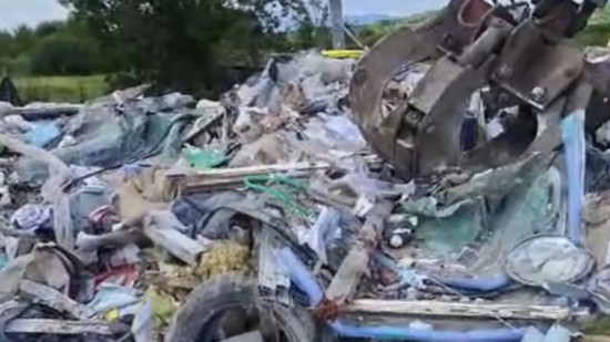 Près de Lyon : une déchèterie sauvage fait vivre un enfer aux riverains Près de Lyon : une déchèterie sauvage fait vivre un enfer aux riverains
