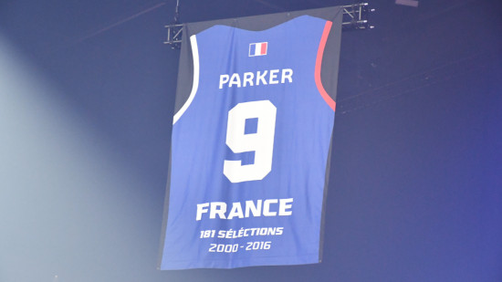 Show pyrotechnique et pluie d'hommages : le maillot n°9 de Tony Parker chez les Bleus retiré à Lyon