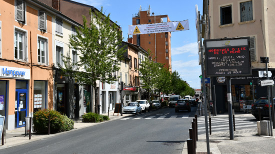 Grande rue d'Oullins à sens unique : une banderole fait polémique, deux élus écologistes attaqués