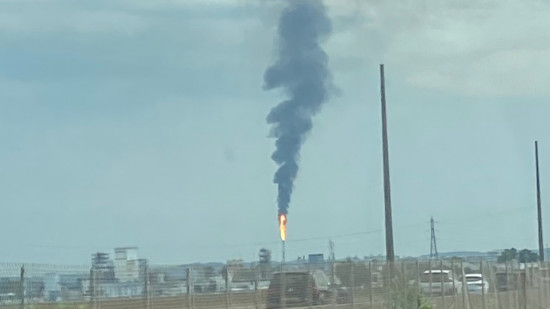 Flammes immenses et fumée noire : les torches de la raffinerie de Feyzin activées ce vendredi