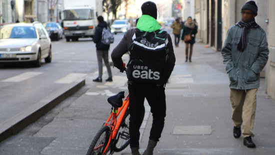 Lyon : reconnu coupable d’agression sexuelle, un livreur Uber Eats condamné à un an de prison