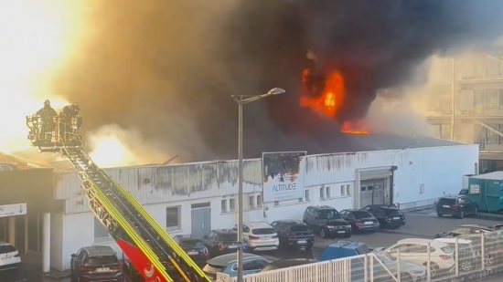 Lyon : important incendie dans une concession automobile, la piste criminelle privilégiée Lyon : important incendie dans une concession automobile, la piste criminelle privilégiée