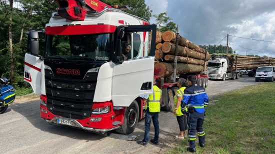 De nombreux camions grumiers en surcharge interceptés au nord de Lyon De nombreux camions grumiers en surcharge interceptés au nord de Lyon