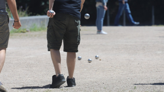 Près de Lyon : il jette des boules de pétanque sur les fenêtres de son immeuble Près de Lyon : il jette des boules de pétanque sur les fenêtres de son immeuble