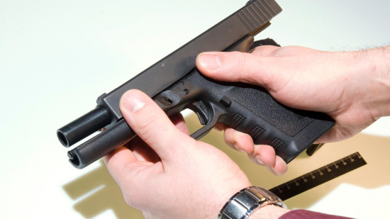 Grenade, fusil, pistolets : un arsenal découvert au domicile d'un octogénaire au sud de Lyon